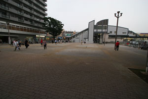 瀬谷駅前は以前のように広くなりました。